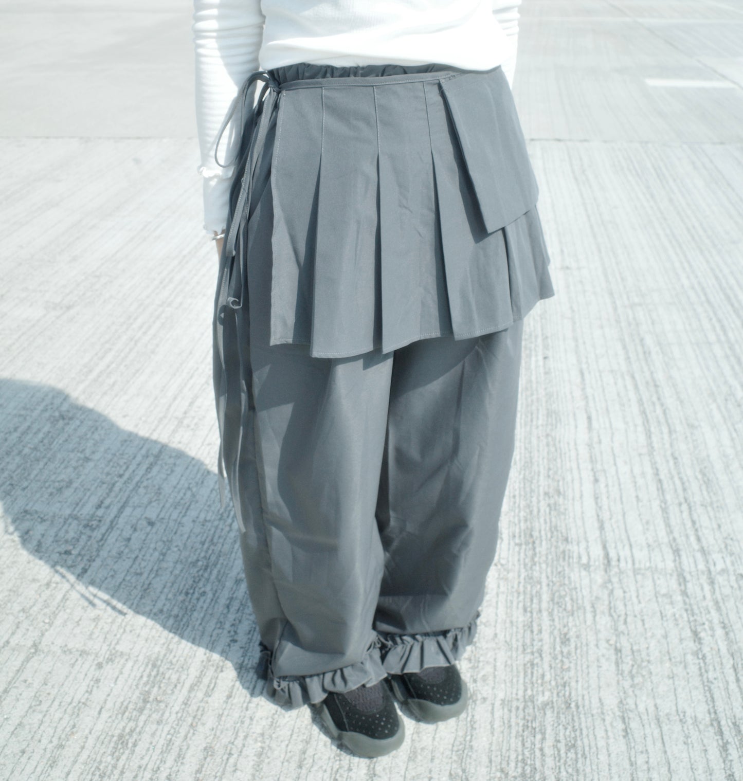 #KR 00001PT2026 風褸料長褲外搭百摺短裙