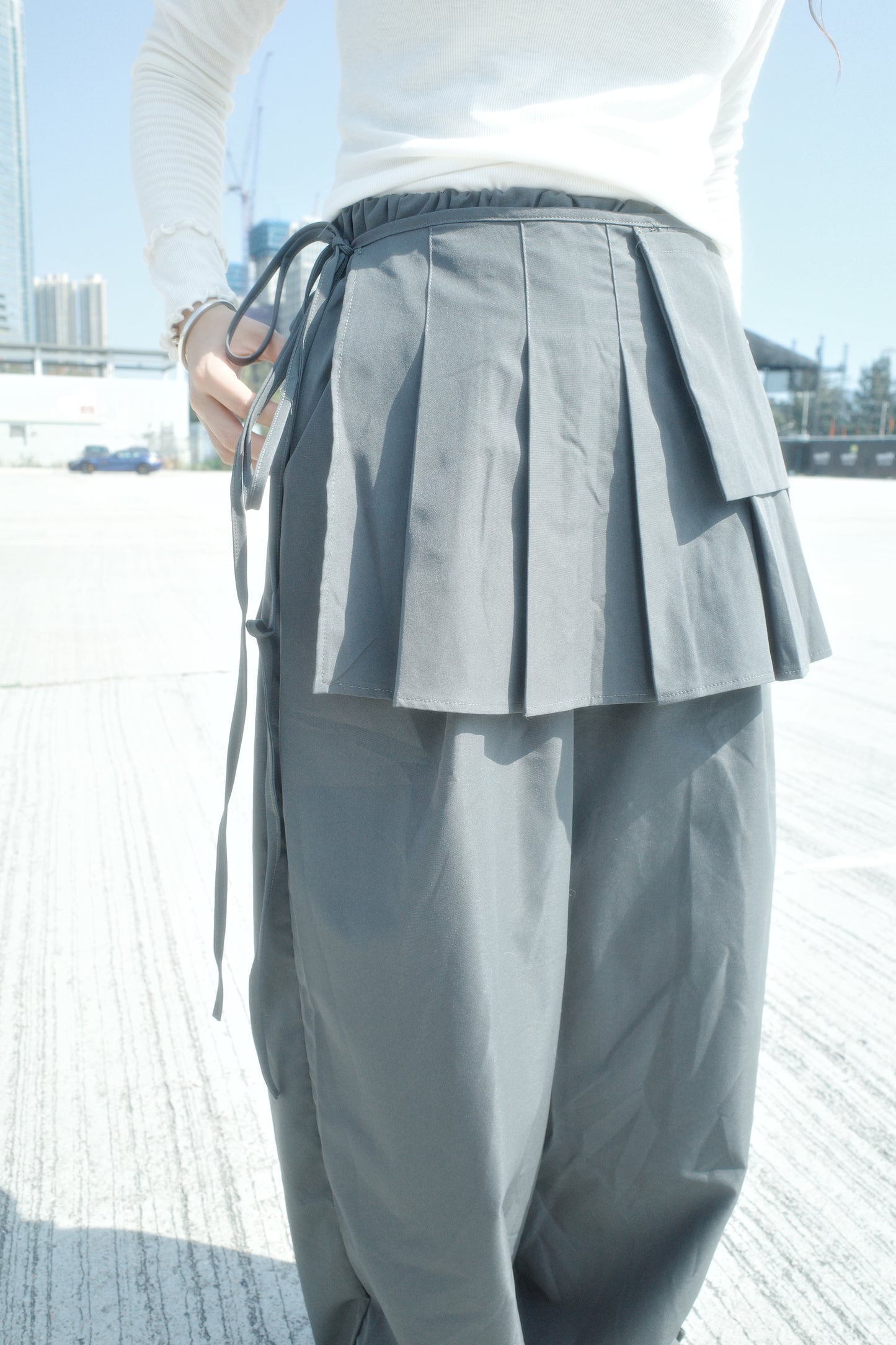 #KR 00001PT2026 風褸料長褲外搭百摺短裙